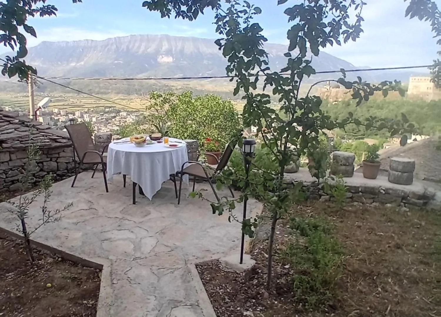 Gjirokastër Arpet Guesthouse בית הארחה